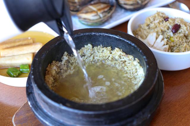 釜飯には、お湯を入れておこげスープ（ヌルンジ）にして食べるのが韓国流
