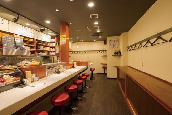 関西「焼き鳥」の名店／ホルモン串焼き まるたみ（西宮）　内観
