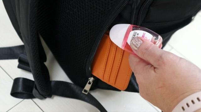 【Honeys 多収納スクエアリュック】背負っても開けられるミニポケットには、目薬やリップクリーム、カード入れなどを入れるのがおすすめ！