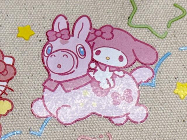 マイメロが乗ったロディはお耳のリボンと頭巾の襟がお揃い。表情もリンクしています♪
