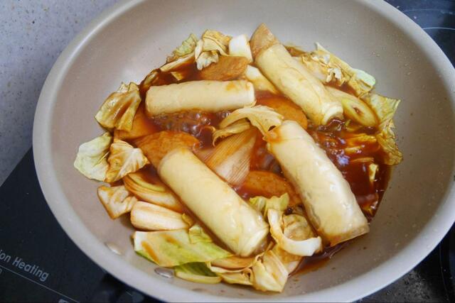 【トッボギ風】トッポギを加えて3分煮込みます