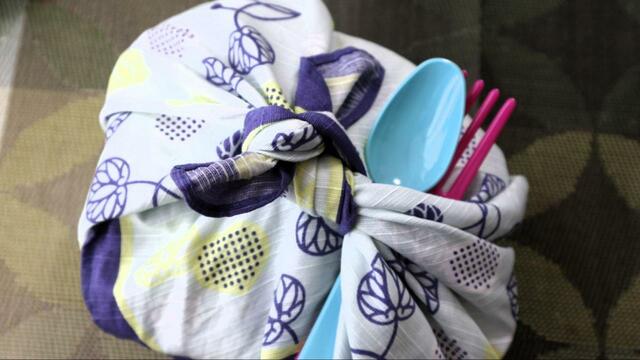 【ル・クルーゼ ランチボックスBOOK】丸型で包む布や袋の選択肢も広い