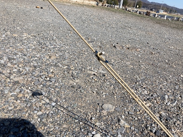 【ワークマン レジストスクエアタープ】アルミスライダーをスライドさせてロープの貼り具合を調節します