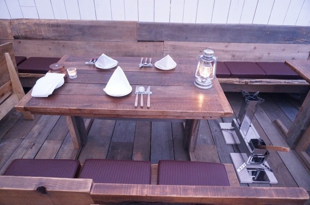 各テーブルにはロケットコンロが