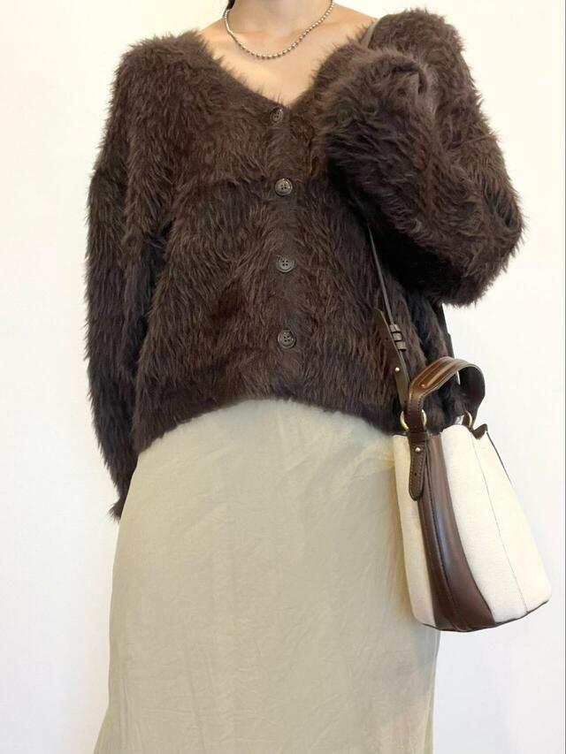 【coca ふんわりシャギーニットカーディガン】ロングスカートとの相性も◎!アウターを羽織ってももたつかないので真冬も着られます