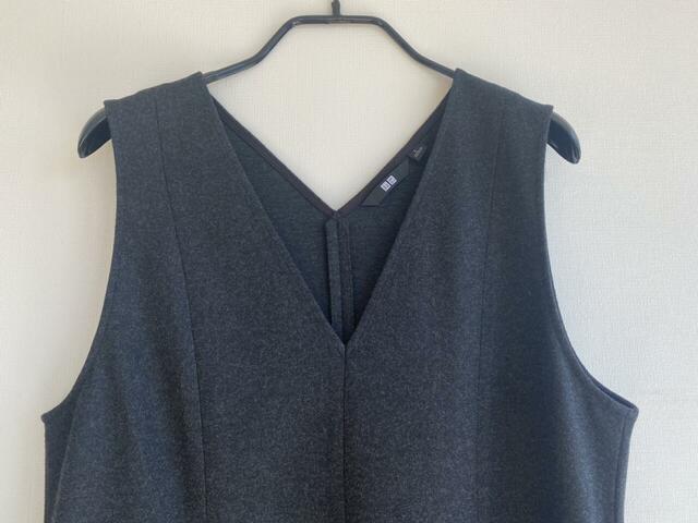 【UNIQLO ブラッシュドジャージーワンピース】ファスナーはなく、被って着用するタイプ。ダブルVネックデザインで適度な開きがあるため着やすいです