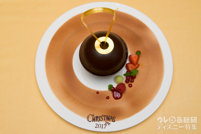 マシュマロとバニラアイスクリーム　チョコレートのクリスマスオーナメント仕立て　ホットベイリーズソース｜“クリスマス・ファンタジー”スペシャルディナー エメラルド 15,000円｜ディズニーアンバサダーホテル「エンパイア・グリル」