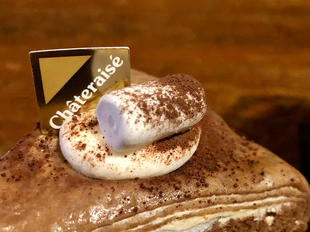 【シャトレーゼ　クレープ・オ・ショコラキャラメル】天面にちょこんと乗ったマシュマロが可愛くて良いですね