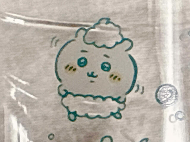 まるで泡のお洋服？を身につけたちいかわ。ふりふり踊っている姿が愛らしい♪