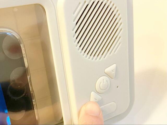 【3COINS スピーカー付き防滴スマホケース】スマホとペアリング済みなので、ケースの上から音量調節や動画の再生・停止などの操作ができます◎