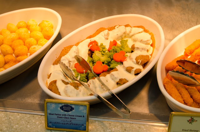 ハンバーグ、チーズクリームとデミグラスのソース｜クリスタルパレスレストラン「アナとエルサのフローズンファンタジー」スペシャルブッフェ ©Disney