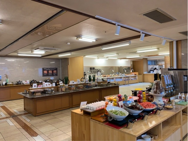 ビュッフェ台には料理が所狭しと並ぶ