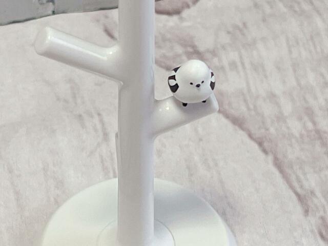 短い方の枝にシマエナガが止まっています♪