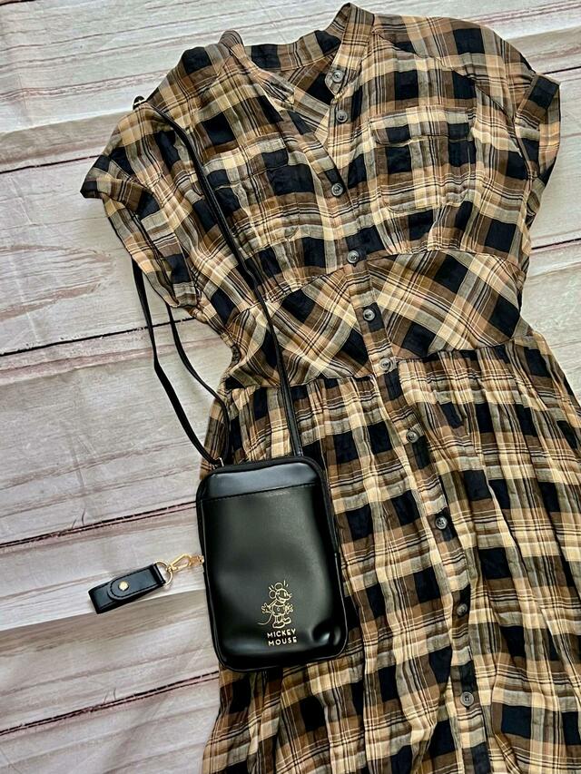 【Disney MICKEY MOUSE スマホショルダー BOOK】シンプルなデザインなので、チェックのロングワンピースに合わせてもキュート！