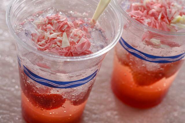 スパークリングカクテル(オレンジリキュール&ストロベリー) 780円｜提供店舗：東京ディズニーシー 「ドックサイドダイナー」｜東京ディズニーリゾート夏のひんやり冷たいメニュー