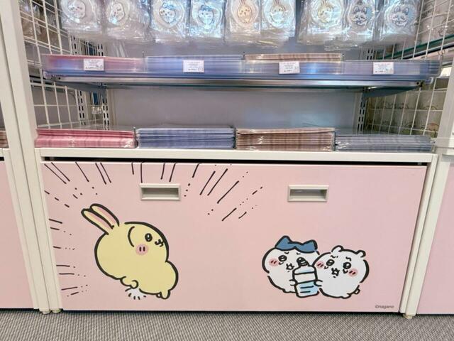 ウイスキーボンボンを食べ過ぎて二日酔いになったちいかわたち。天然水を差し出すうさぎの神々しさといったら…!