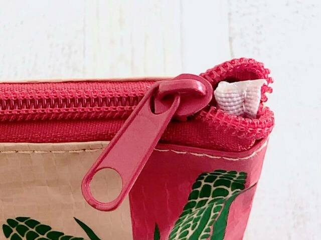 「ポーチ」ファスナーが付いているので安心【カルディコーヒーファーム】「ベトナムバッグ」（ブタ柄）価格：1,500円（税込）