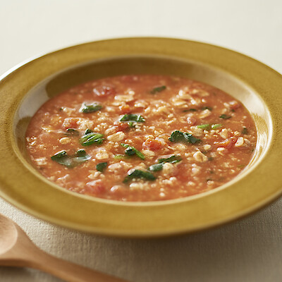 オーツ麦のリゾット　トマトとほうれん草