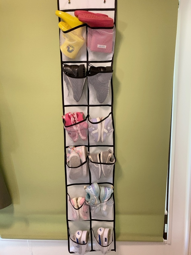 【PureNicot ウォールポケット吊り下げ収納】幼児2人分の靴が合計10足、あっという間に収まりました！