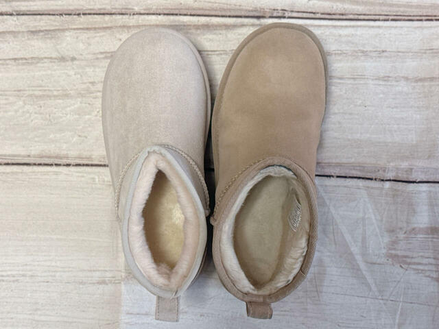 UGGの「クラシックウルトラミニプラットフォーム」と比べてみましょう!