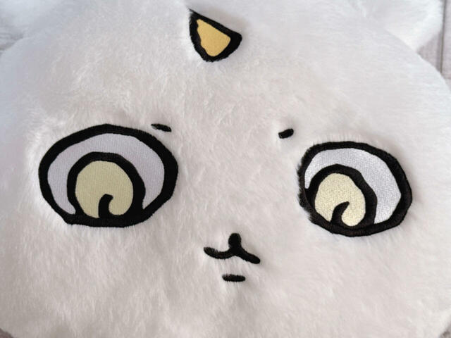 猫のようなかわいいお顔立ちは刺繍で表現されています。かわいいはずなのに、どことなくおめめが怖い…！