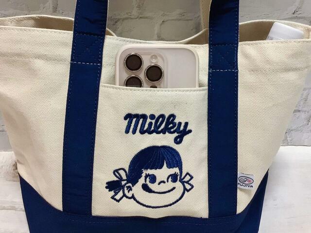 フロントポケットはスマホを入れるのにぴったりなサイズ感