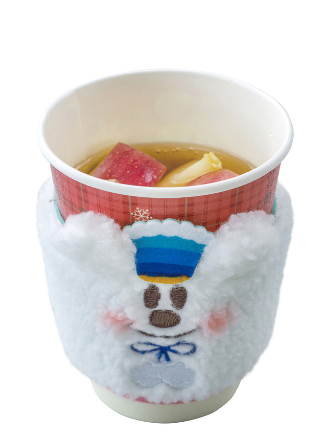 アップル＆シナモンのホットドリンク、スーベニアスリーブ付き 900円（単品400円）｜東京ディズニーランド「ボイラールーム・バイツ」「トルバドールタバン」、東京ディズニーシー「トロピック・アルズ」｜東京ディズニーリゾート「ディズニー・クリスマス」