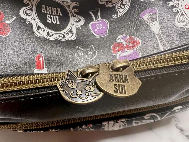 【ANNA SUI COLLECTION BOOK 2つに分かれるバニティポーチ】オリジナルのクロネコチャーム♪