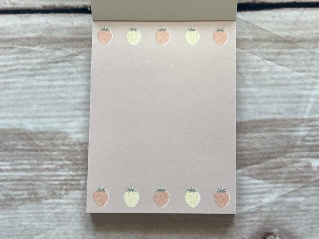 中は上下にいちごが整列している柄♪