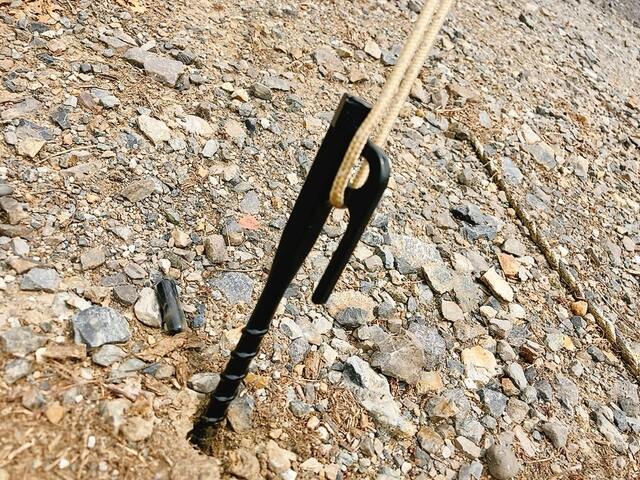 【ワークマン 電動ドライバー対応スクリューペグ 25cm】左手を巻き込まないように