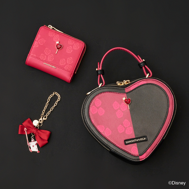 ハンドバッグ ￥19,800、折財布 ￥17,600、バッグチャーム ￥5,500｜サマンサベガ ディズニーヴィランズ「ハートの女王」コレクション