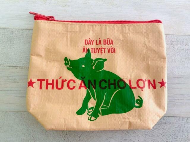 ベトナムバッグと同じ柄のポーチ【カルディコーヒーファーム】「ベトナムバッグ」（ブタ柄）価格：1,500円（税込）