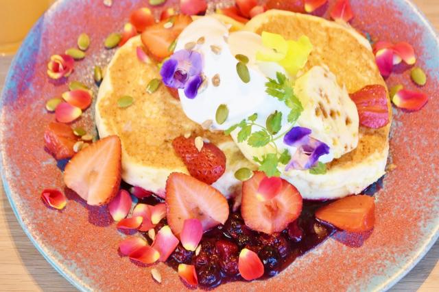 ひまわりの種やローズレッドも散らしてある。