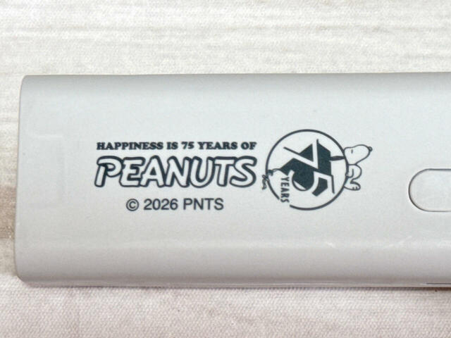 ハンドル部分にはPEANUTS誕生75周年記念のアートプリント入り!