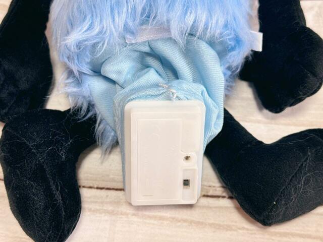 お尻部分のマジックテープを開けると乾電池ケースが出てきて、単4電池を2本入れて使う仕様