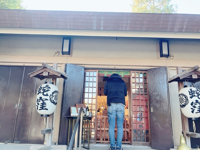 【蛇窪神社（へびくぼじんじゃ）】巳年を控える年末、七五三のお参りをする家族や、海外の方、ご年配の方など多くの参拝客で賑わっていました