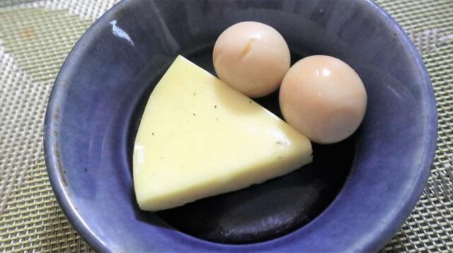 【ソト(SOTO) 燻家 スモークハウス】少し灰も付いたうずら卵とチーズ