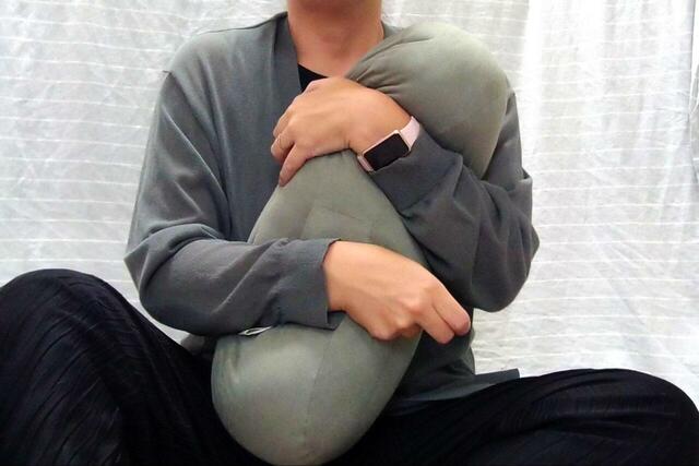 【無印良品 背当てにもなるやわらかマルチミニクッション】一瞬で、新生児を抱っこする感覚を思い出しました