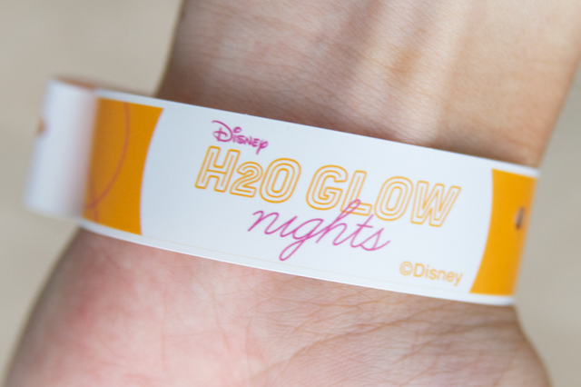 専用のリストバンドで入場管理｜ディズニー・タイフーン・ラグーン「H2Oグロウナイト」
