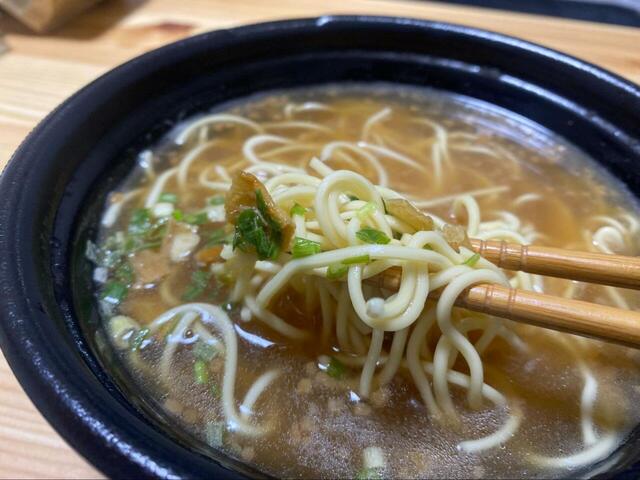 【3COINS＋plus ごはんもん レンジで本格生ラーメン 尾道醤油】かやくを入れて完成！
