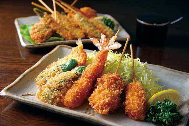 勝烈庵 馬車道総本店（関内）　シーフード串揚げ 1080円 エビやイカ、ホタテなどの魚介類を串揚げに。もう一品ほしいときや酒のつまみとしても楽しめる。