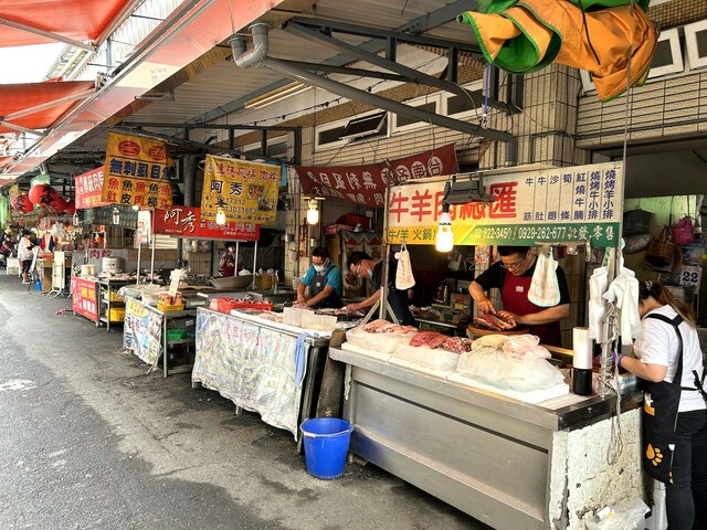 【台湾食べ歩きの旅 #15】岡山駅から徒歩10分ほどのところにある岡山公有市場周辺の店。他の市場と比べると羊肉を扱う店が目立つ