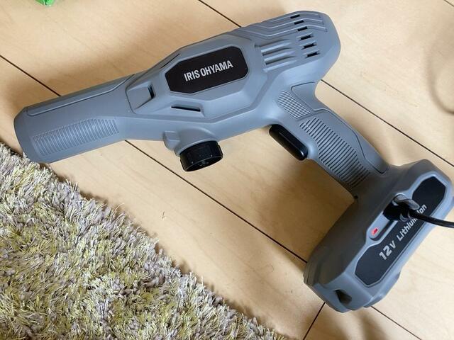 【アイリスオーヤマ 充電式ハンディウォッシャー】重さは約900g。500mlペットボトル2本よりも軽いくらいで、持っていて疲れません