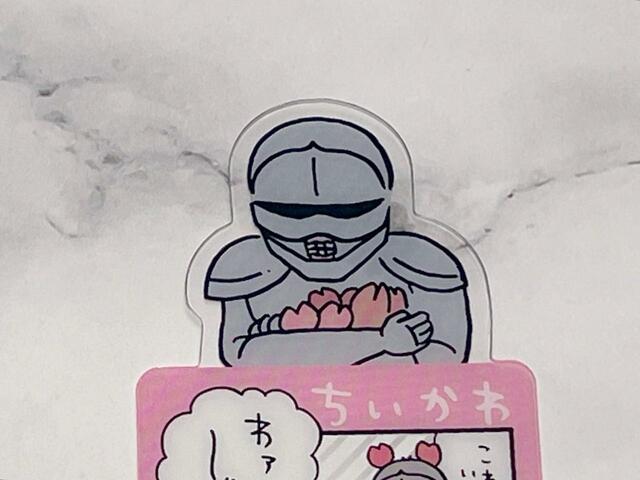 カニカチューシャを配り歩く鎧さん。いつもやさしくて癒されます…！