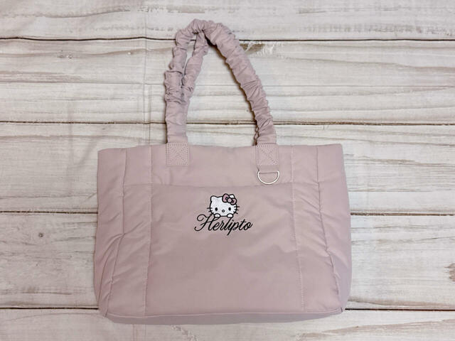 「HLT x Hello Kitty Puffer Tote Bag」13,000円(税込)