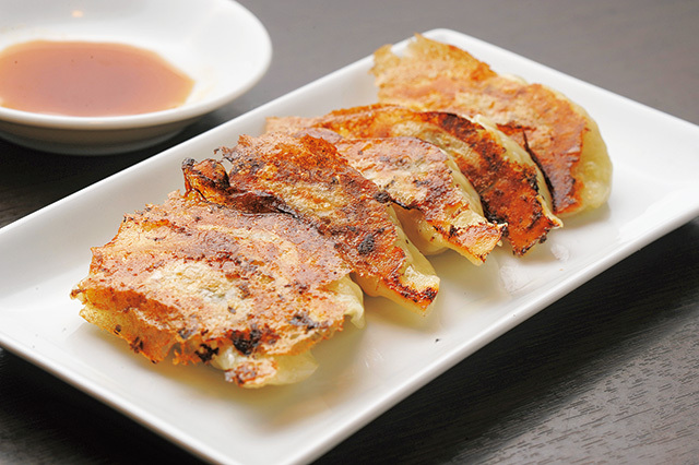 北京本店（愛知／安城）　「ギョーザ 6個」350円 三河ポークと地元産キャベツをたっぷり包んだ薄皮餃子は、皮からオリジナル。ひと口サイズで食べやすい