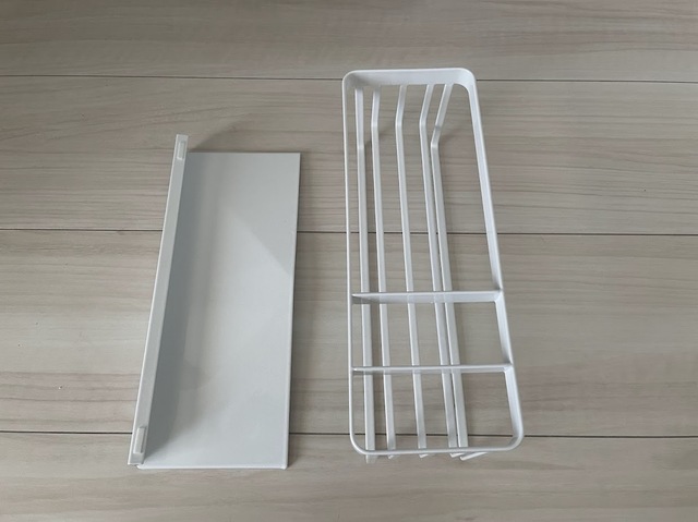 【tower 水が流れるスポンジ＆ボトルホルダー】ホルダー本体と水切りトレーが入っています