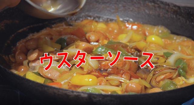 10．ウスターソース、しょうゆを入れて引き続き煮る