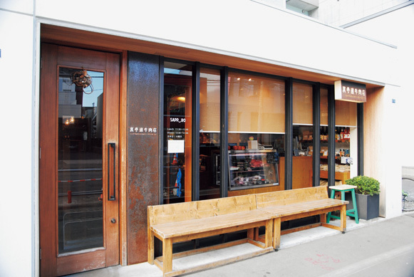 裏参道牛肉店（円山エリア）　外観　事前予約すれば人気のローストビーフや焼き肉用の肉なども購入可