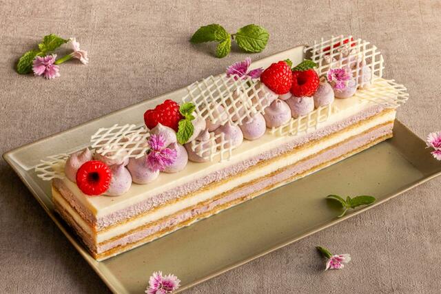 「紫芋とホワイトチョコのオペラ」＜期間：2025年10月1日〜11月27日＞【“栗・芋・かぼちゃ×濃厚ショコラ”の魅惑のスイーツの饗宴♪ナイトスイーツブッフェ「Sweets Parade」で秋の夜長を大満喫！】